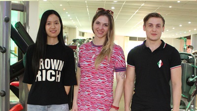 俄罗斯客户来中国找抖奶小视频在线观看APP下载