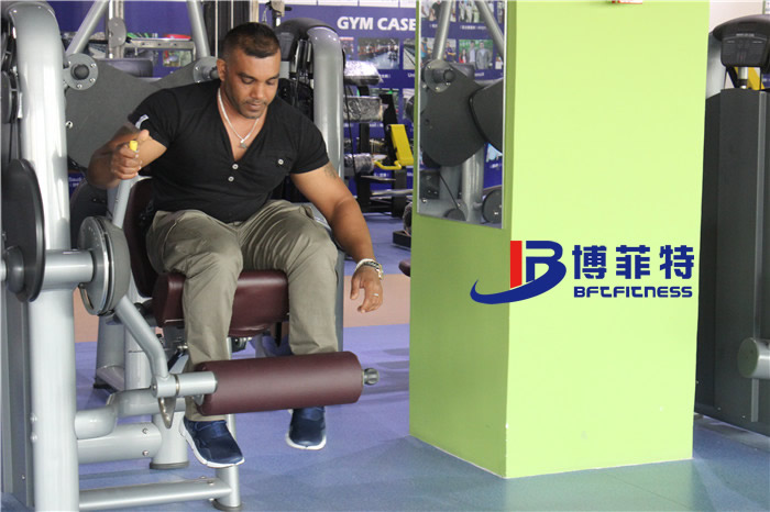 客户在抖奶视频APP免费下载展厅体验大腿伸展抖奶黄色短视频APP